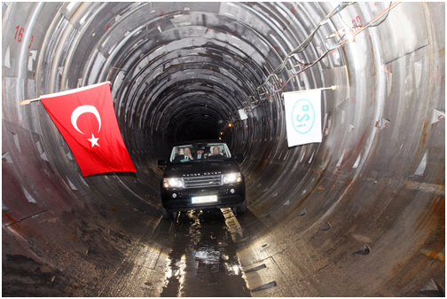 Başbakan ERDOĞAN, Bakan EROĞLU ve Büyükşehir Belediye Başkanı TOPBAŞ, araçla tünelin Beykoz şaftına geçtiler.