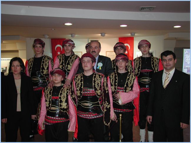 Devlet Meteoroloji leri Genel Mdr Sayn Adnan nal<br>Anadolu Meteoroloji Meslek Lisesi Folklor Ekibi le Hatra Fotoraf ektirdi